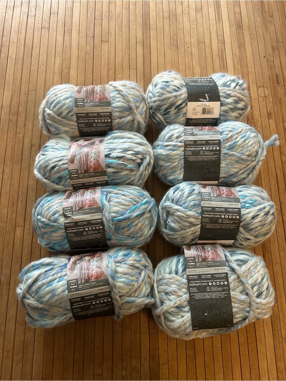 Red Heart White & Blue “Frozen” Wool Blend 5oz/141g 55cm Lot of 8 Balls of Yarn